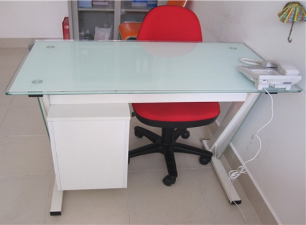 Những mẩu bàn kính làm việc đẹp và lạ đang được ưa thích hiện nay