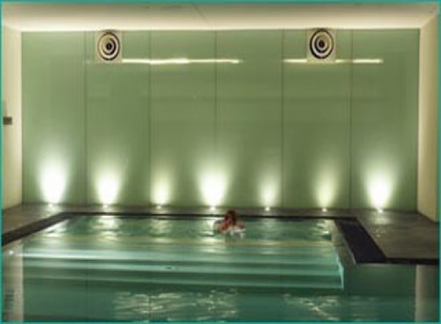 Kính màu trang trí ốp bể bơi mang lại vẽ đẹp mới cho ngôi nhà bạn