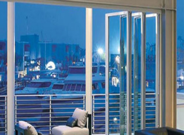 Những cách vệ sinh cửa nhôm kính nhiều ô tại nhà