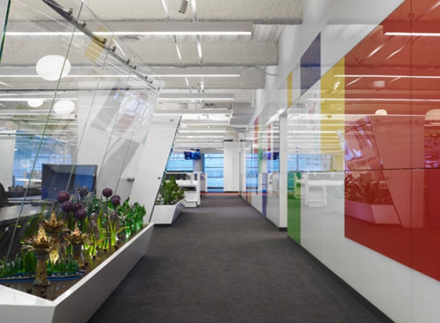 Những ứng dụng thiết thực của kính màu trang trí văn phòng