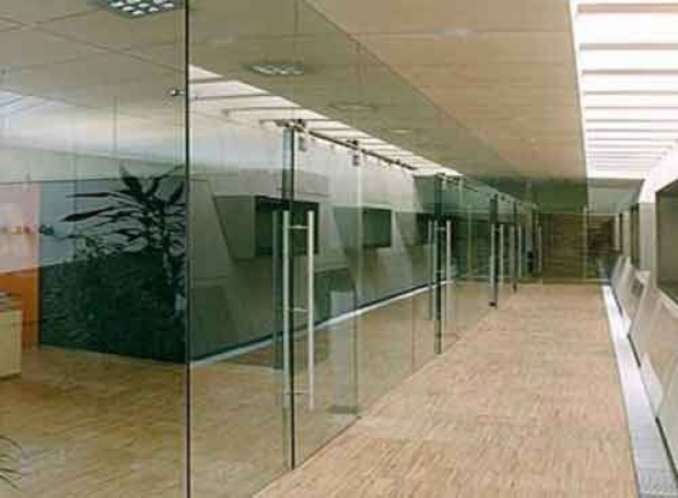 Chuyên lắp đặt vách kính cường lực văn phòng giá tốt