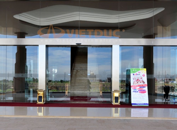 Nhận thi công lắp ráp và sửa chữa các mặt hàng cửa kính tự động giá tốt nhất