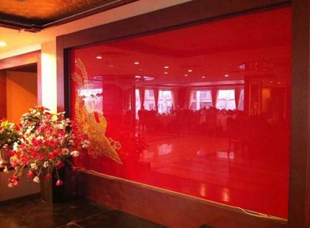 Chuyên thiết kế kính màu peko làm showroom đẹp và sang trọng hơn