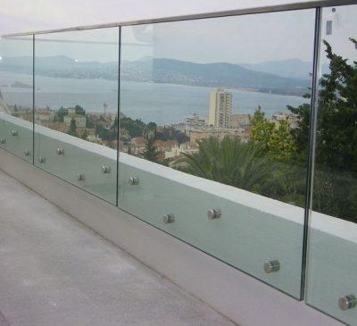 Lắp đặt lan can kính cường lực cao cấp các quận trong TPHCM