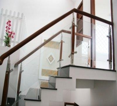 Vách kính cầu thang sắt, inox, giả gỗ đẹp 2017