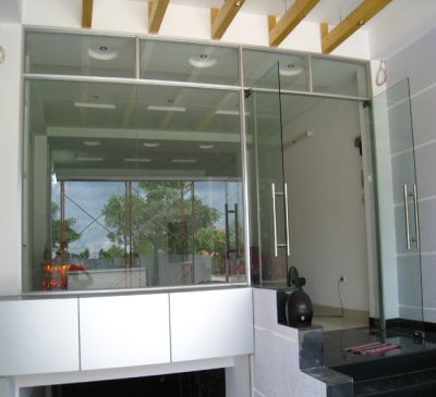 Cửa kính bản lề sàn văn phòng
