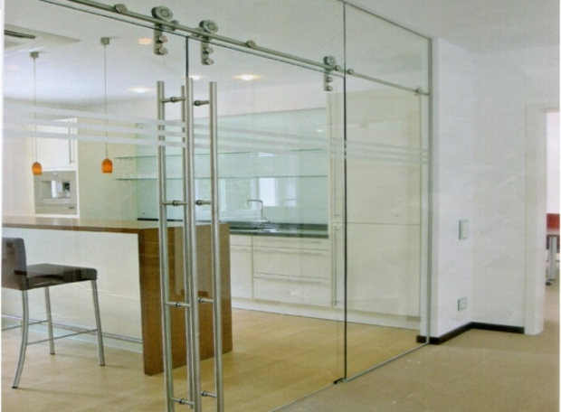 Dịch vụ sửa chữa cửa kính trượt treo tại TPHCM