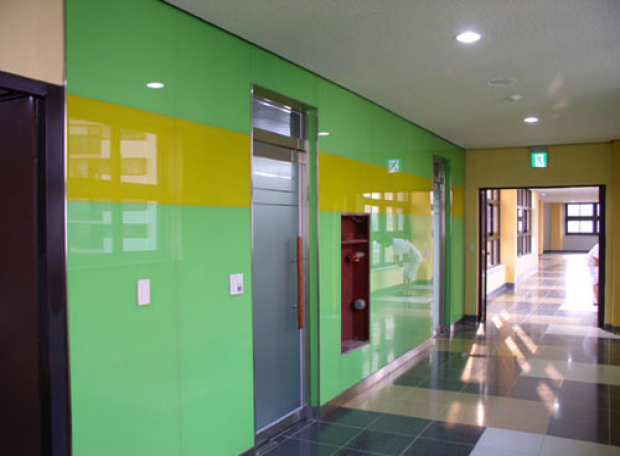 Ứng dụng của kính màu chịu nhiệt ốp tường trong xây dựng