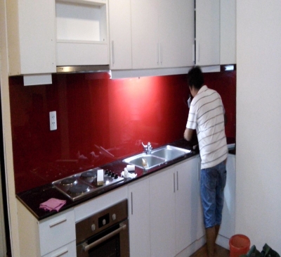 Lắp đặt kính màu ốp bếp căn hộ, chung cư cao cấp