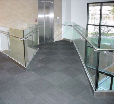 Thi công vách kính cường lực cầu thang đẹp 2017