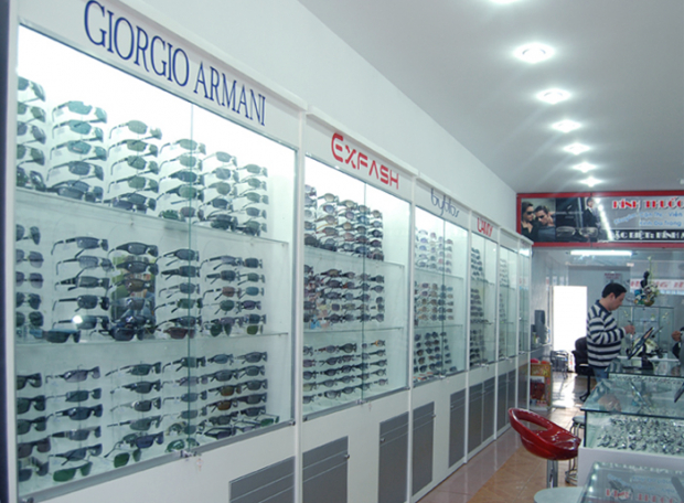 Cắt kính cường lực cho cửa hàng bán mắt kính thời trang