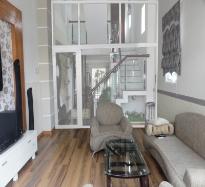 Vách ngăn kính phòng khách và bếp đẹp tại TPHCM