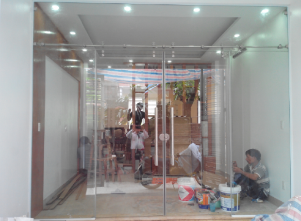 Cắt kính cường lực cho các shop bán hàng